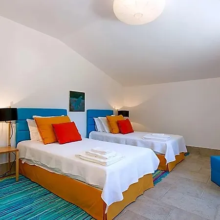 Villa Sleeps 6 Wifi